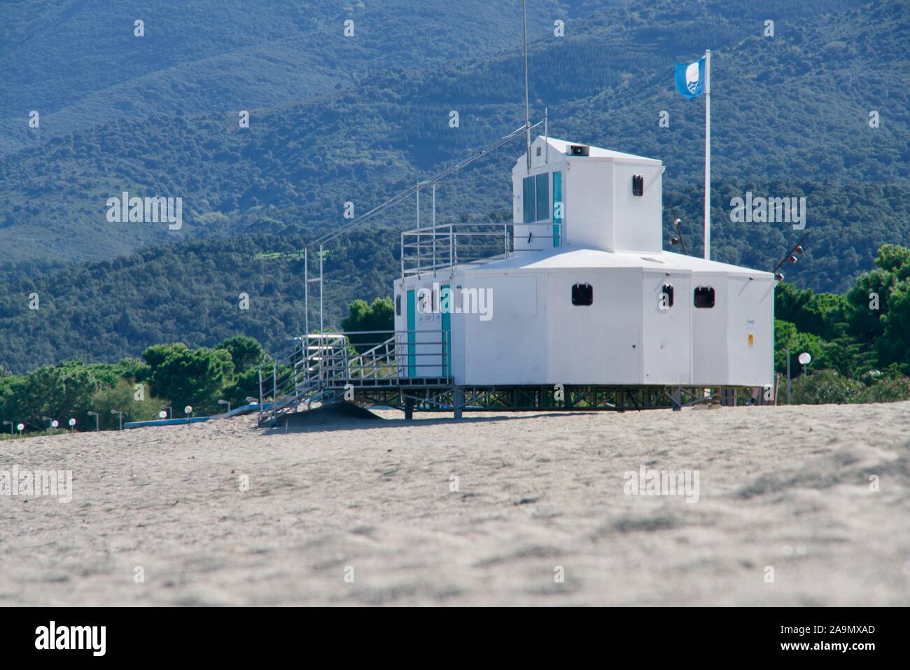 Erste Hilfe bei einem leeren Strand Stockfoto