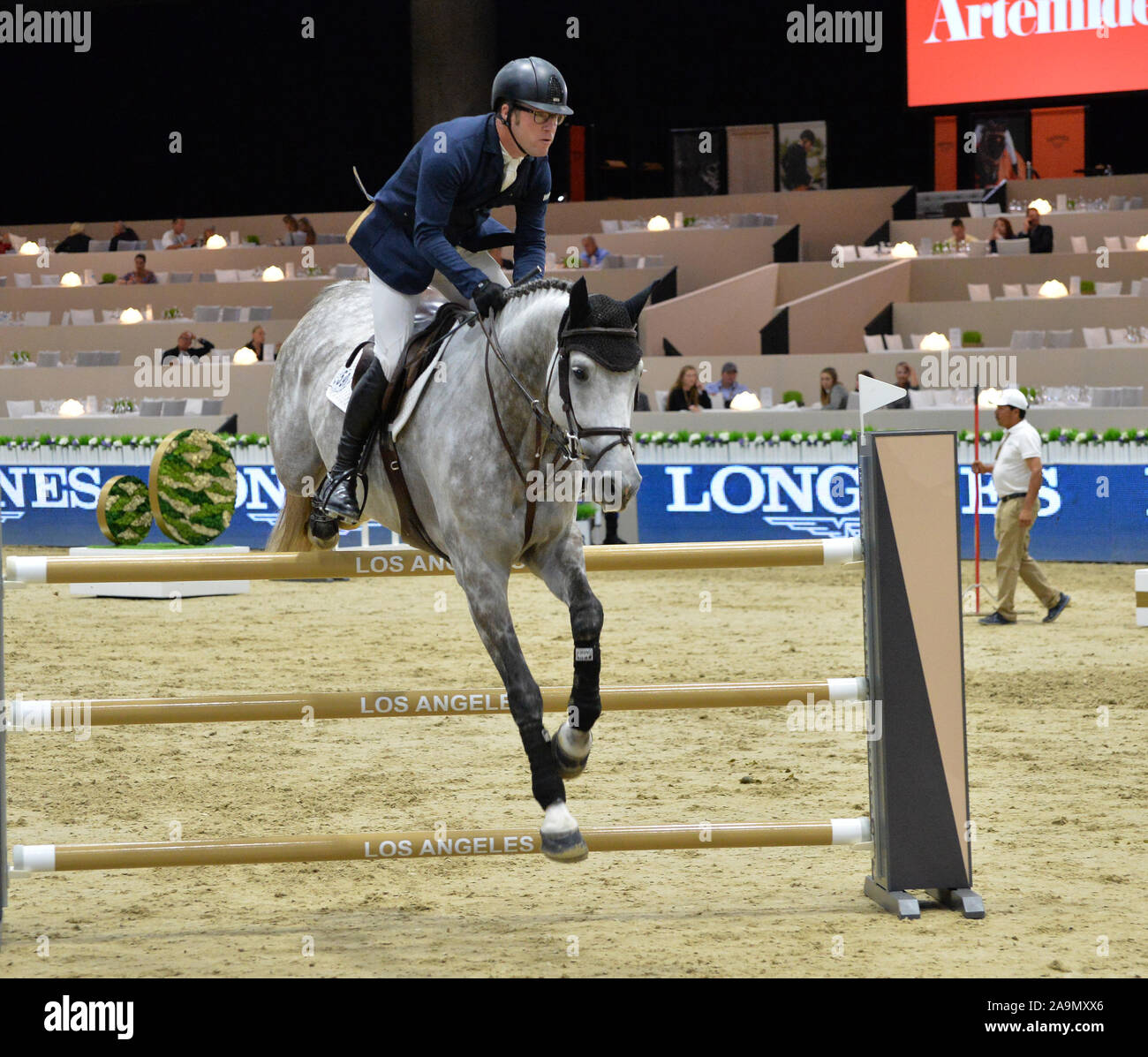 LOS ANGELES, Ca. Oktober 01, 2015: Raymond Texel (USA) Reiten Coupis in der Artemide Trophy International jumping Competition beim 2015 Longins Meister Los Angeles am Los Angeles. Convention Center. © 2015: Paul Smith/Featureflash Stockfoto