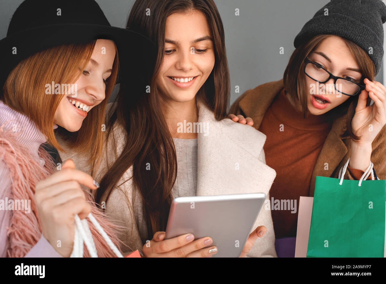 Junge Mädchen jugendliche Freunde zusammen Shopping Konzept Stockfoto