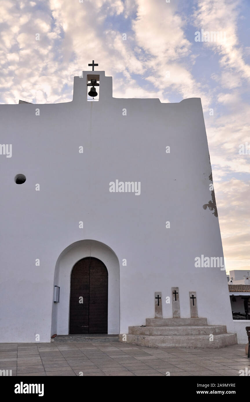 18. Die Kirche San Francisco Fassade bei Sonnenuntergang in Sant Francesc Xavier Main Plaza (San Francisco Javier, Formentera, Balearen, Spanien) Stockfoto