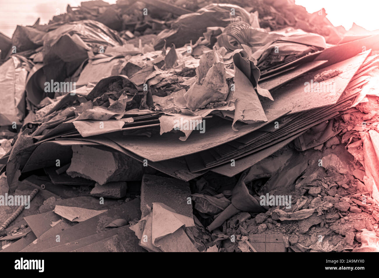 Kunststoff Bodenfliesen, Müll auf dem Boden, Asbest, Papier closeup Stockfoto