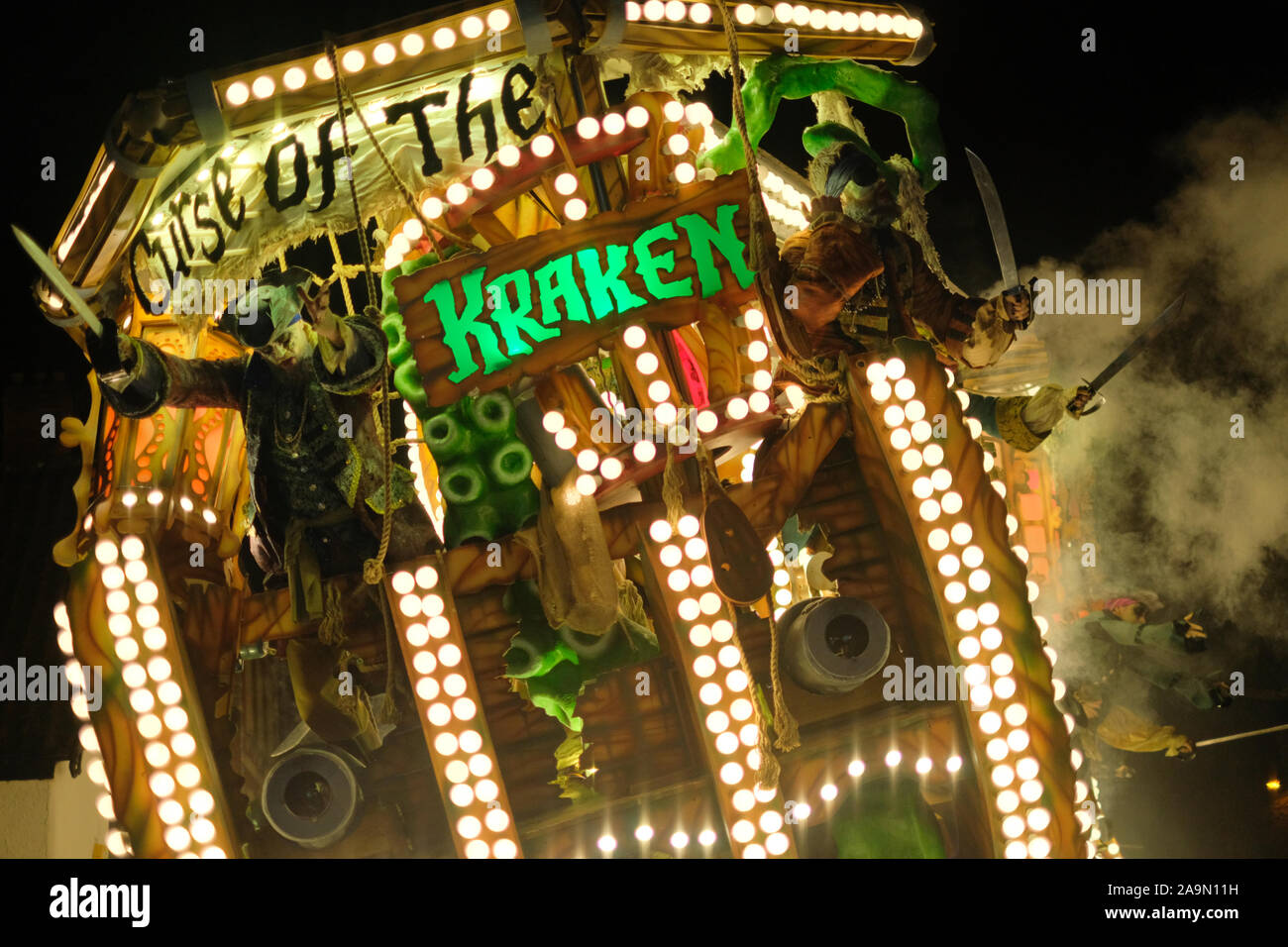 Glastonbury, Somerset, Großbritannien, 16. November 2019. Somerset's berühmten beleuchtete Winter Karneval weiterhin mit einer spektakulären Prozession durch die Straßen von Glastonbury. Die hell beleuchtete Wagen und Kostüme, die von Freiwilligen produziert werden und nehmen Sie die Monate der Arbeit. Credit: Herr Standfast/Alamy leben Nachrichten Stockfoto