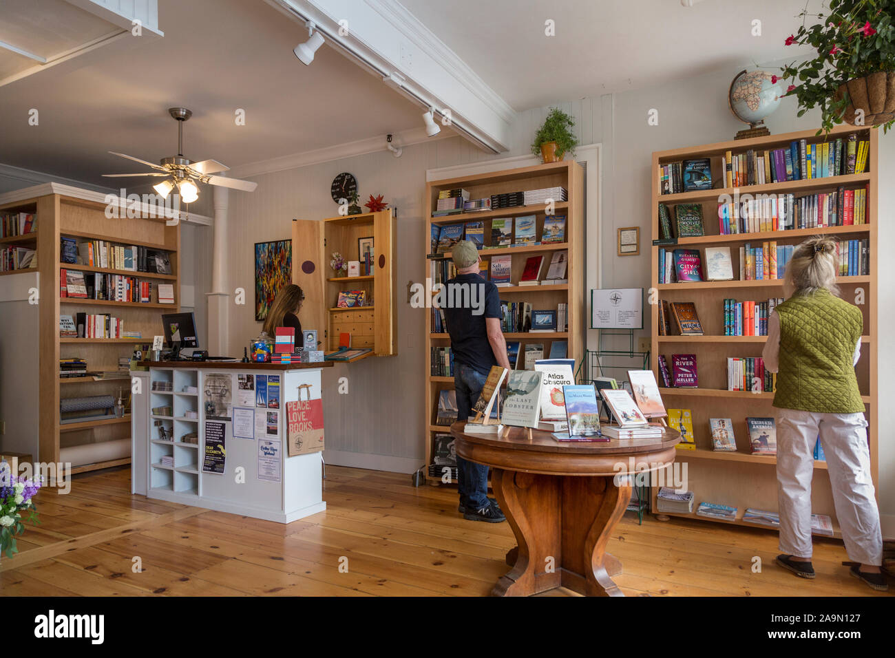 Leute einkaufen bei unabhängige Buchhandlung in der kleinen Stadt, Castine, Maine, New England, USA Stockfoto