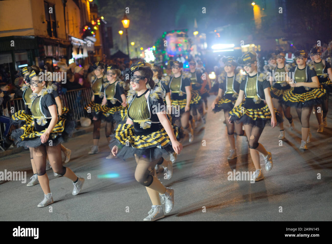 Glastonbury, Somerset, Großbritannien, 16. November 2019. Somerset's berühmten beleuchtete Winter Karneval weiterhin mit einer spektakulären Prozession durch die Straßen von Glastonbury. Die hell beleuchtete Wagen und Kostüme, die von Freiwilligen produziert werden und nehmen Sie die Monate der Arbeit. Credit: Herr Standfast/Alamy leben Nachrichten Stockfoto