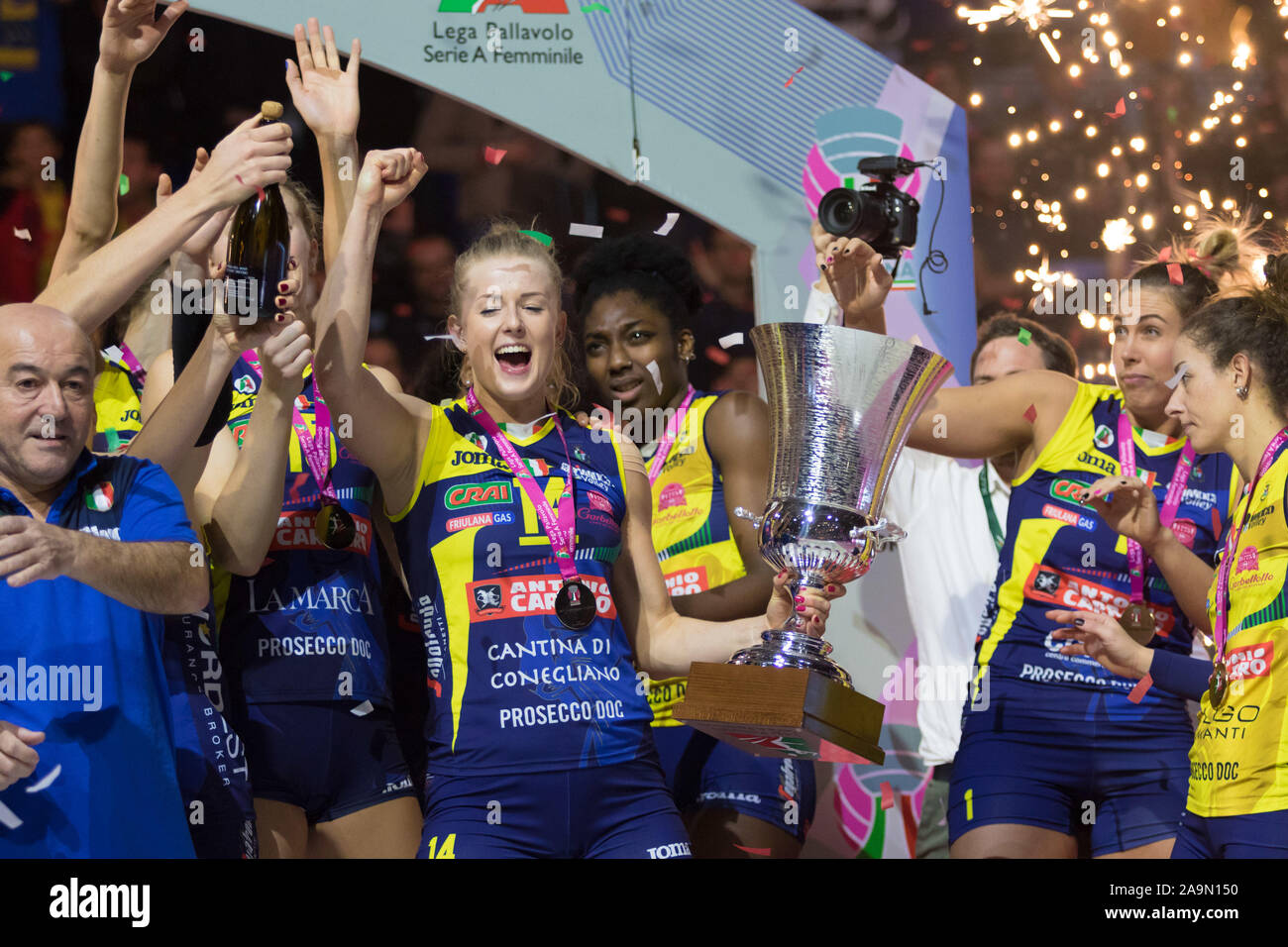 Mailand, Italien. 16. Nov 2019. premiazione - imoco volley Volley Conegliano conegliano während Imoco vs Igor Volley Novara - Italienischer Supercup Frauen - Credit: LPS/Elisa Calabrese/Alamy leben Nachrichten Stockfoto