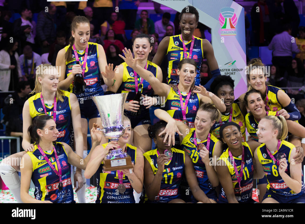 Mailand, Italien. 16 Nov, 2019. premiazione - coneglianoduring Imoco imoco volley Volley Conegliano vs Igor Volley Novara, Italienischer Supercup Frauen in Mailand, Italien, 16. November 2019 - LPS/Elisa Calabrese Credit: Elisa Calabrese/LPS/ZUMA Draht/Alamy leben Nachrichten Stockfoto