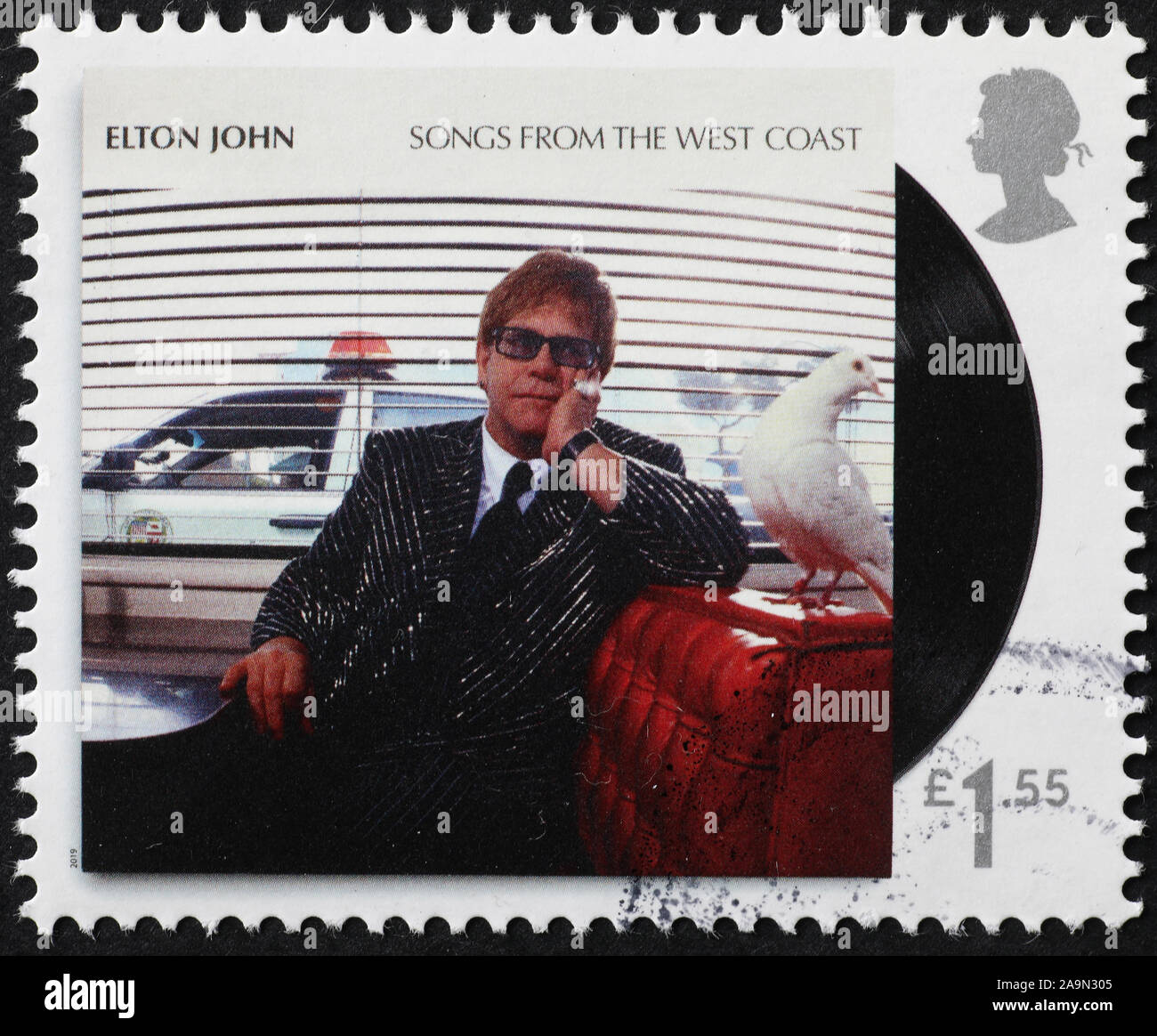 Cover der LP "Songs von der Westküste" von Elton John auf Briefmarke Stockfoto