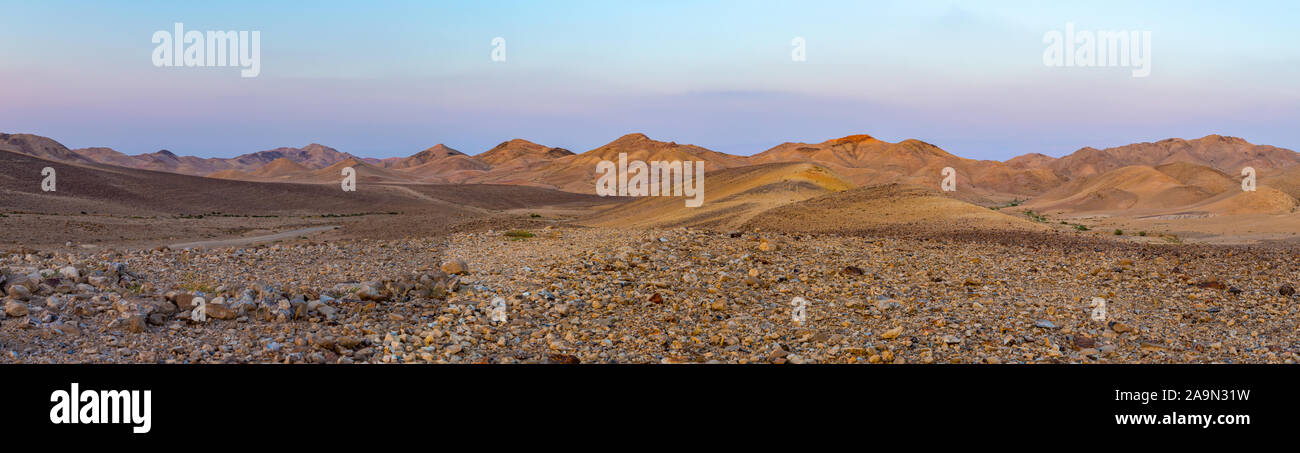 Panoramablick auf Stein Wüste mit wüstenhaft trockenen Berge und Felsen im Hintergrund Stockfoto