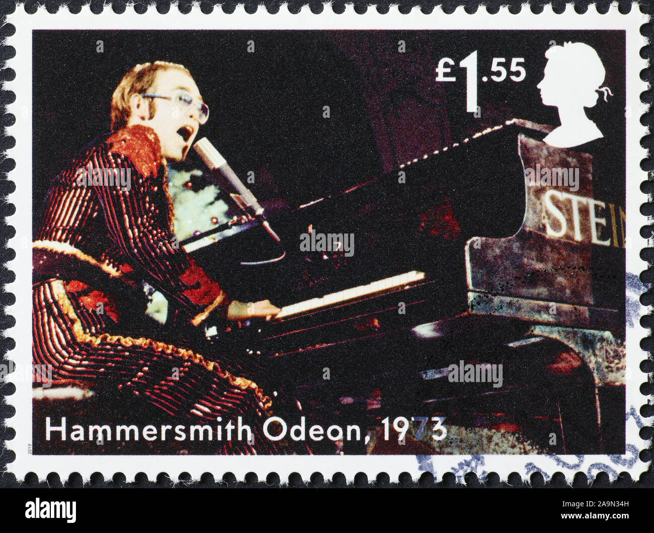 Elton John im Konzert an auf Briefmarke Stockfoto