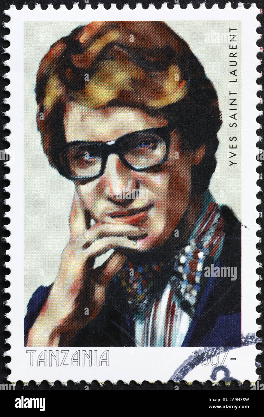 Berühmten Stylistin Yves Saint Laurent auf Briefmarke Stockfoto