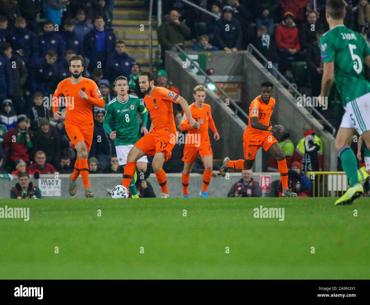 Nationale Fußball-Stadion im Windsor Park, Belfast, Nordirland. 16. Nov 2019. UEFA EURO 2020 Qualifikation - Gruppe C, Nordirland gegen die Niederlande (orange). Aktion von heute abend Qualifier in Belfast. Daley Blind (17) auf der Kugel für die Niederlande. Quelle: David Hunter/Alamy Leben Nachrichten. Stockfoto