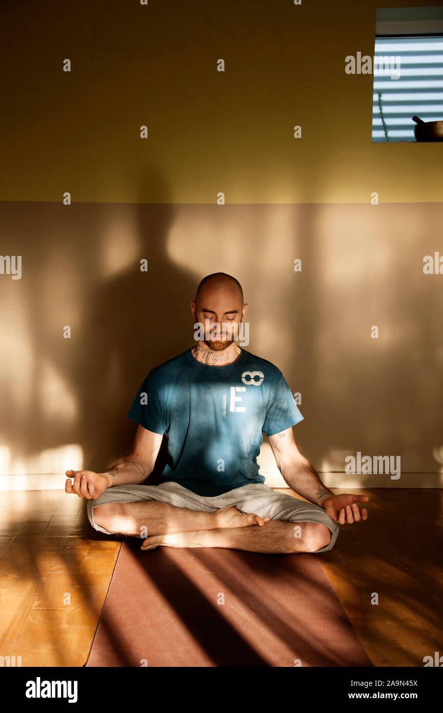 Im mittleren Alter Mann mit Bart mit Yoga. Stockfoto