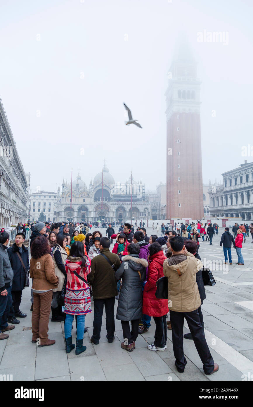 Venedig, Italien, bis 22. Dezember 2012. Eine Gruppe von chinesischen Touristen Besuche Piazza San Marco in Venedig im Winter Stockfoto