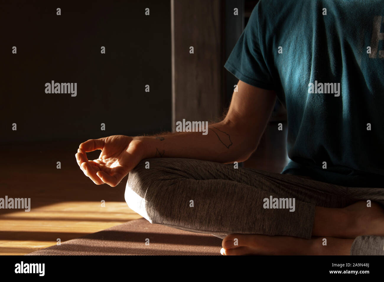 Im mittleren Alter Mann mit Bart mit Yoga. Stockfoto