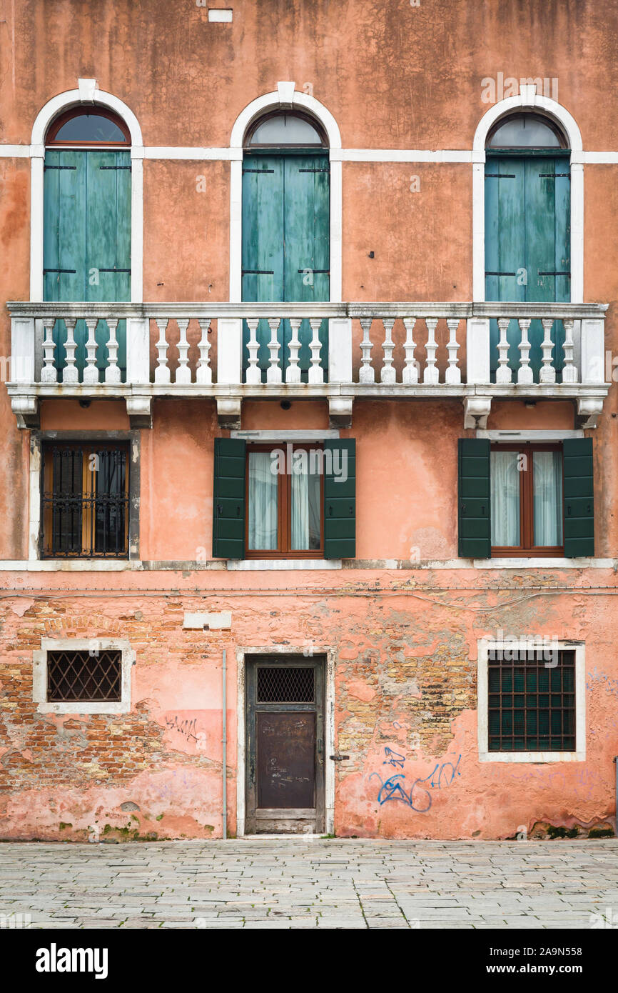 Venedig, Italien, bis 23. Dezember 2012. Vor ein altes Stadthaus mit distressed Wände und alte Fensterläden aus Holz Stockfoto