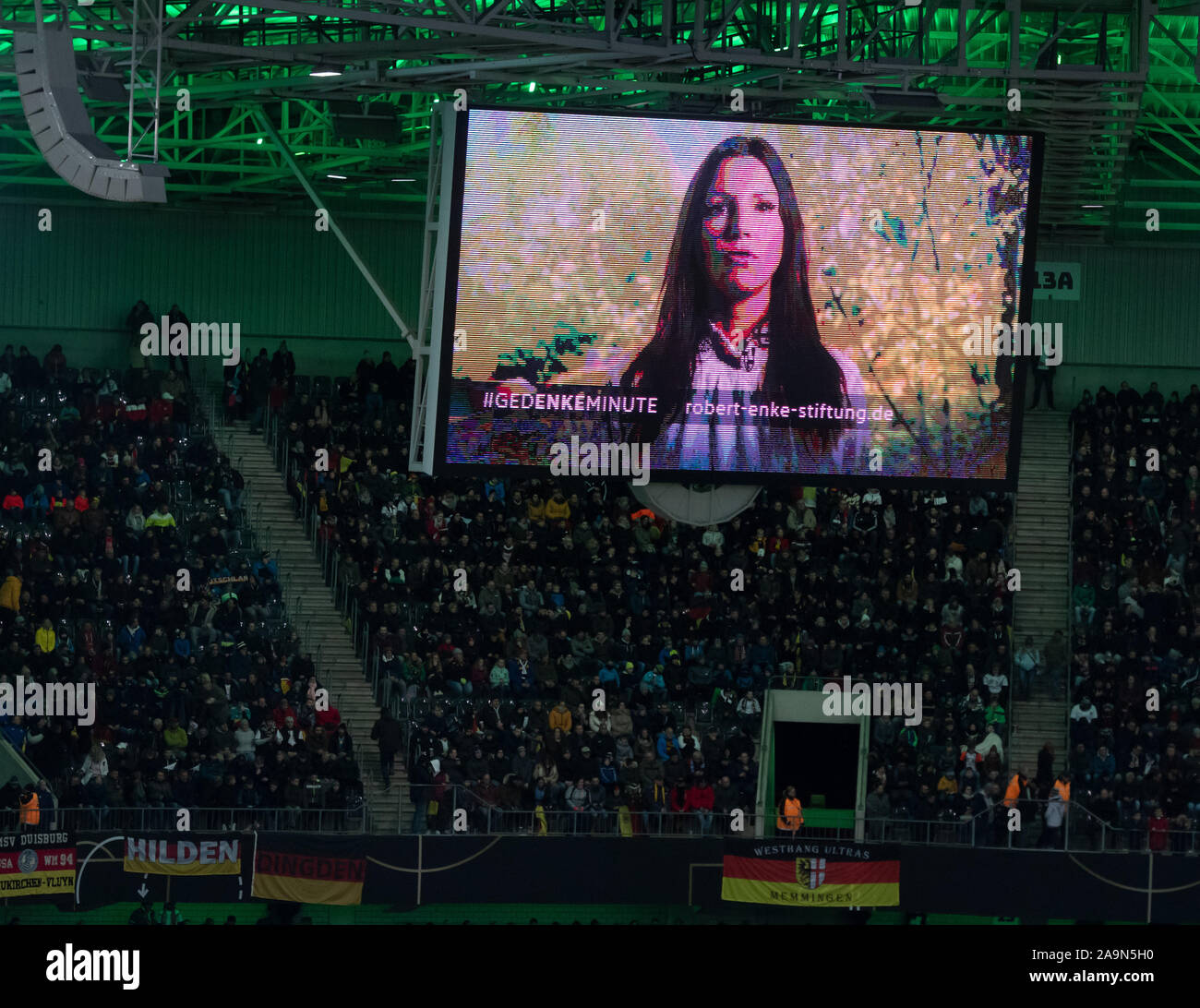 16 November 2019, Nordrhein-Westfalen, Mönchengladbach: Fußball: EM-Qualifikation, Deutschland - Belarus, Gruppenphase, Gruppe C, 9. Spieltag im Stadion im Borussia-Park. Theresa Enke, die Frau des ehemaligen Nationaltorwart Robert Enke, können während einer Minute des Gedenkens für ihren verstorbenen Mann in einer Videoaufnahme auf der Anzeigetafel gesehen werden. Enke, der leidet unter Depressionen, nahm sein eigenes Leben am 10. November 2009. Wichtiger Hinweis: In Übereinstimmung mit den Anforderungen der DFL Deutsche Fußball Liga oder der DFB Deutscher Fußball-Bund ist es untersagt, zu verwenden oder u Stockfoto