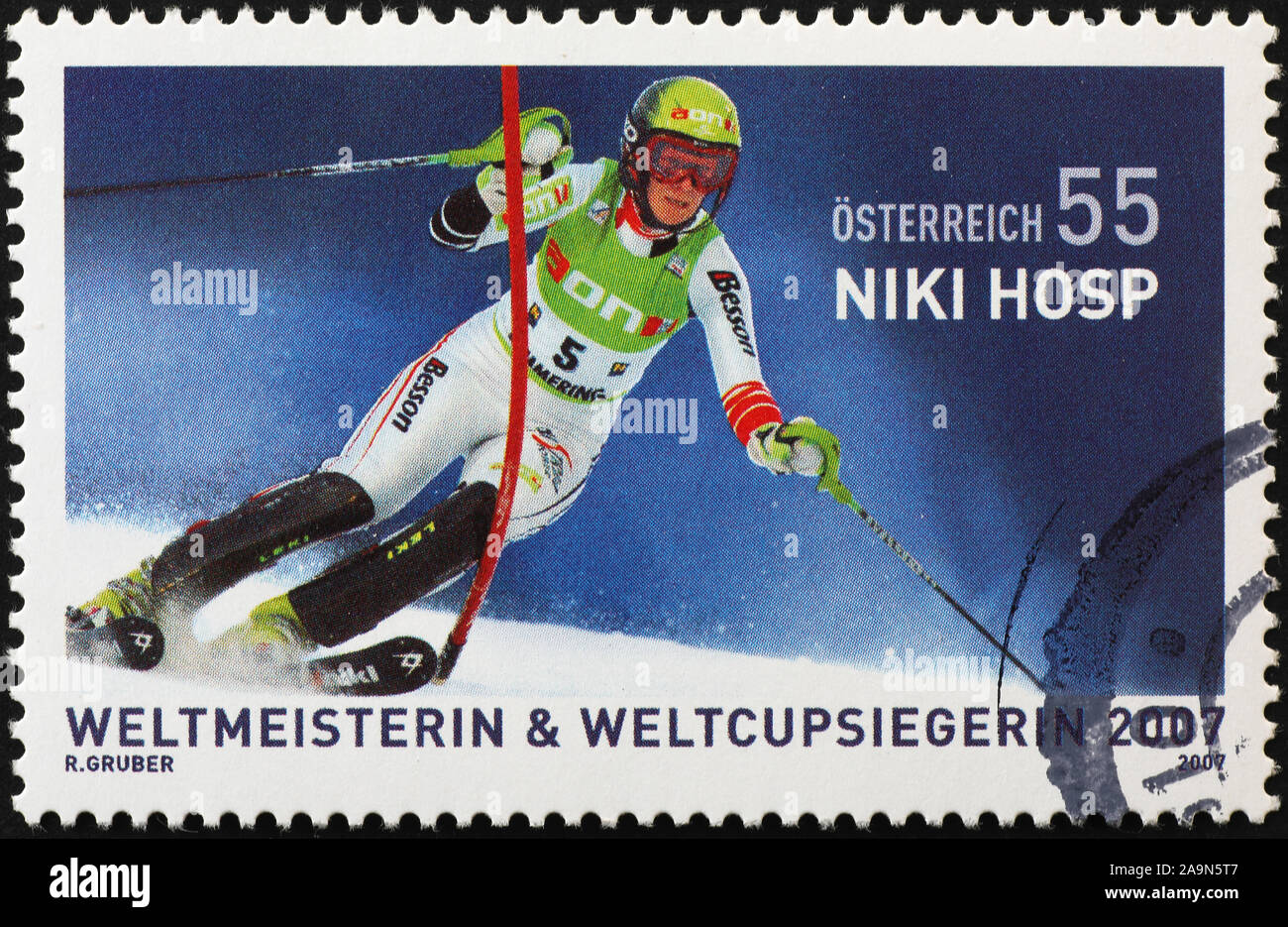 Ski Racer Niki Hosp auf Österreichische Briefmarke Stockfoto