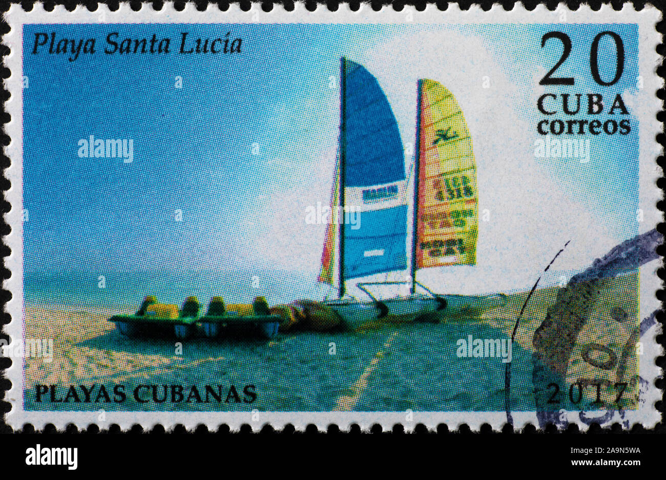 Segelboote auf einem kubanischen Strand in Briefmarke Stockfoto