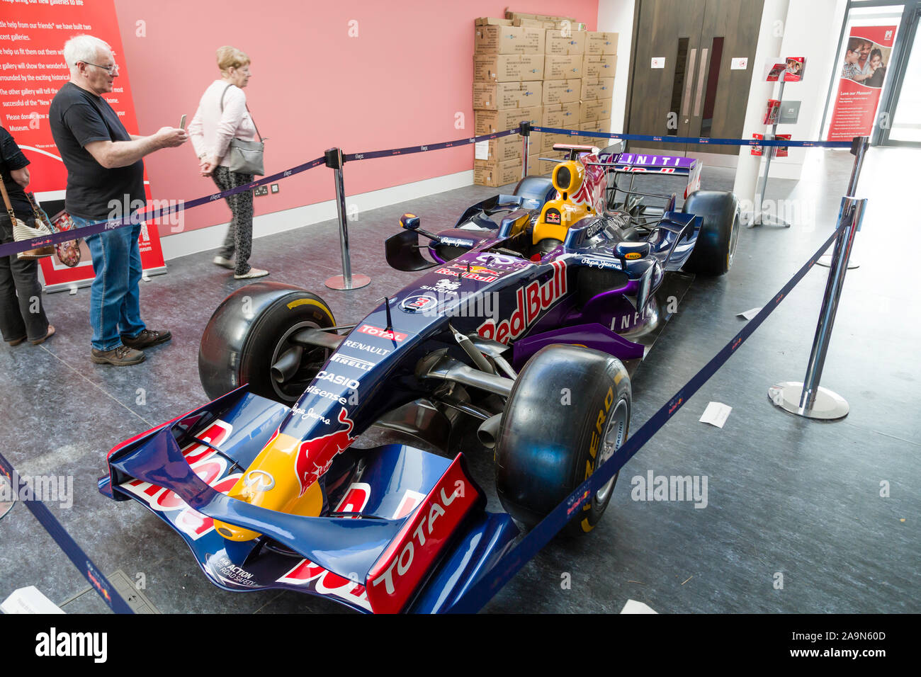 MILTON KEYNES, Großbritannien - 19 September 2019. Aston Martin Red Bull Formel 1 Auto bei Milton Keynes Museum angezeigt. Das Auto ist ein Replikat auf RB4 auf l Stockfoto