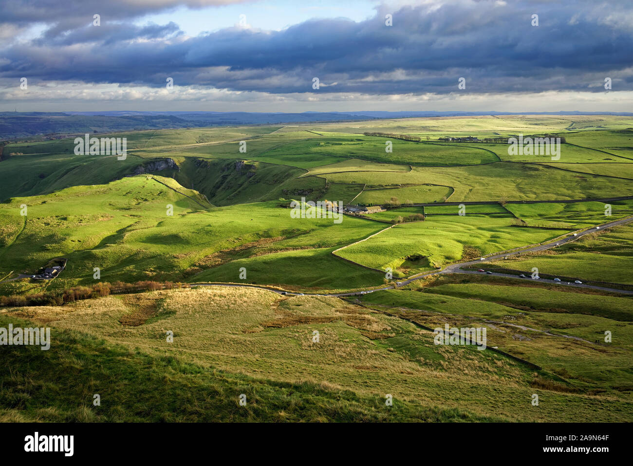 Großbritannien, Derbyshire, Peak District, Ansicht von Mam Tor über Winnats Pass. Stockfoto