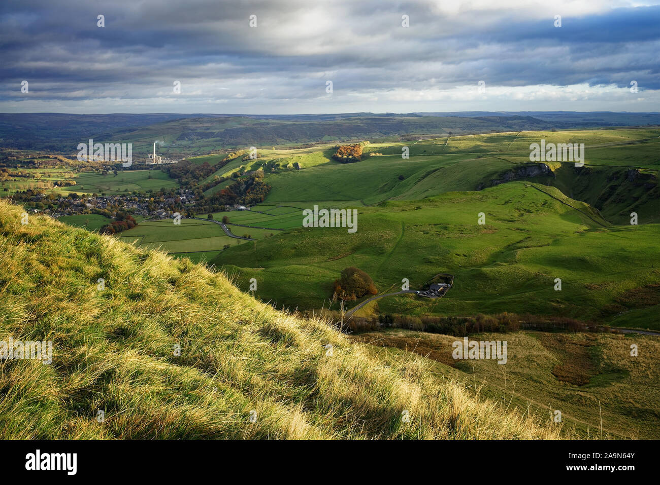 Großbritannien, Derbyshire, Peak District, Ansicht von Mam Tor über Castleton & Winnats Pass. Stockfoto