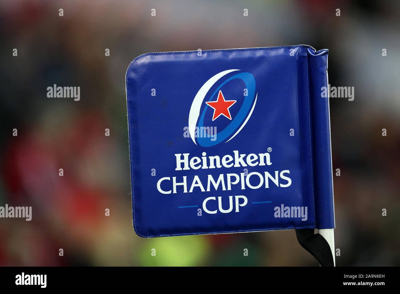 Swansea, Großbritannien. 16 Nov, 2019. Heineken Cup touchline Flagge. Heineken Champions Cup match, pool 4, Fischadler v Munster Rugby an der Liberty Stadium in Swansea, Südwales am Samstag, den 16. November 2019. pic von Andrew Obstgarten/Credit: Andrew Orchard sport Fotografie/Alamy leben Nachrichten Stockfoto