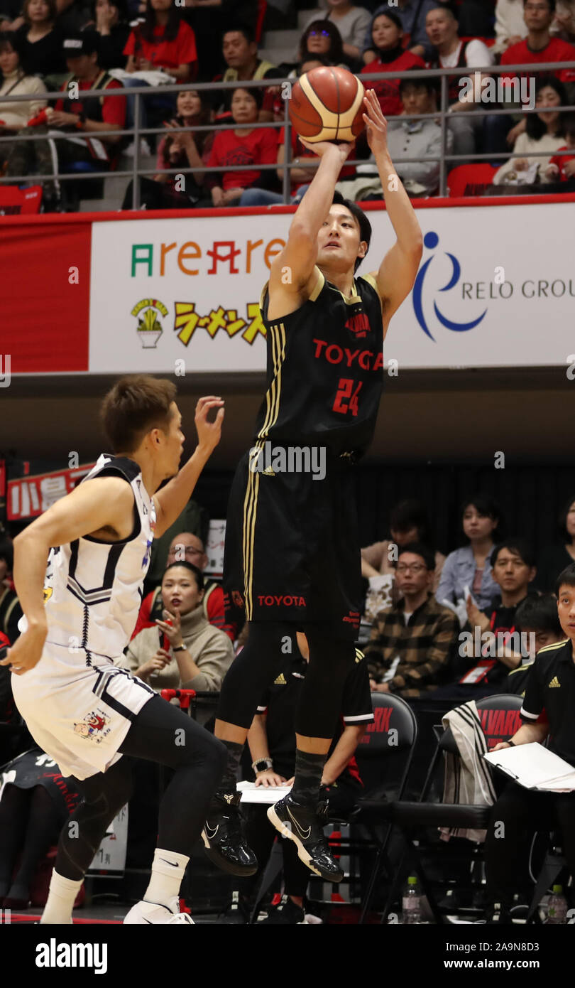 Tokio, Japan. 16 Nov, 2019. Alvark Tokios Daiki Tanaka schießt den Ball während eines B-league basketball Match zwischen Alvark Tokio und San-en NeoPhoenix in Tokio am Samstag, den 16. November 2019. Alvark Tokyo besiegte San-en NeoPhoenix 82-67. Credit: Yoshio Tsunoda/LBA/Alamy leben Nachrichten Stockfoto