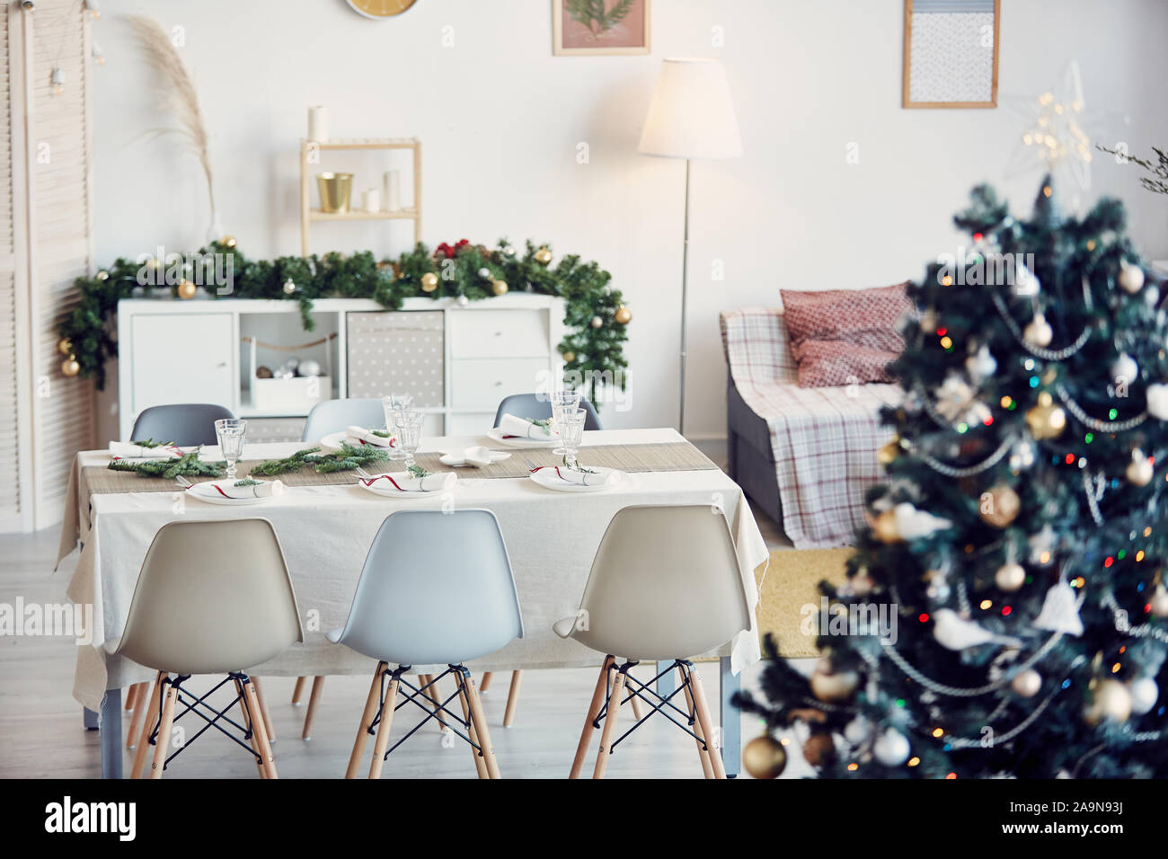 Hintergrund Bild Der elegante Speisesaal für Weihnachtsfeier in dezentem Silber und Gold Tönen, Kopieren eingerichtet Stockfoto