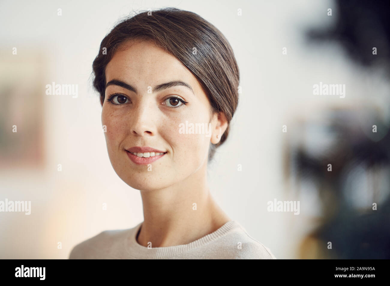 Kopf und Schultern Portrait von eleganten erwachsenen Frau lächelt in die Kamera während im schönen Haus Posing, kopieren Raum Stockfoto