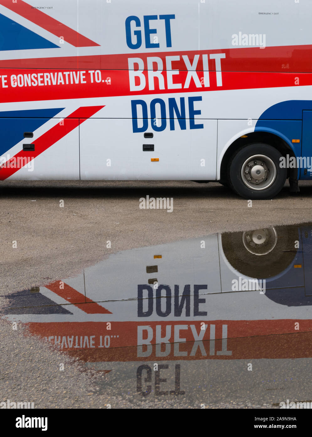 Mansfield, Nottinghamshire, England, UK. 16. November 2019. Boris Johnson's Battle Bus in Mansfield heute alle mit 'decked erhalten Brexit Done' Motto auf der Seite gedruckt. Diese marginalen parlamentarischen Sitz, die von der konservativen Partei bei den Wahlen 2017 von Ben Bradley gewonnen wurde und könnte ein wichtiges Schlachtfeld, bei der nächsten Wahl werden. Credit: Alan Beastall/Alamy leben Nachrichten Stockfoto