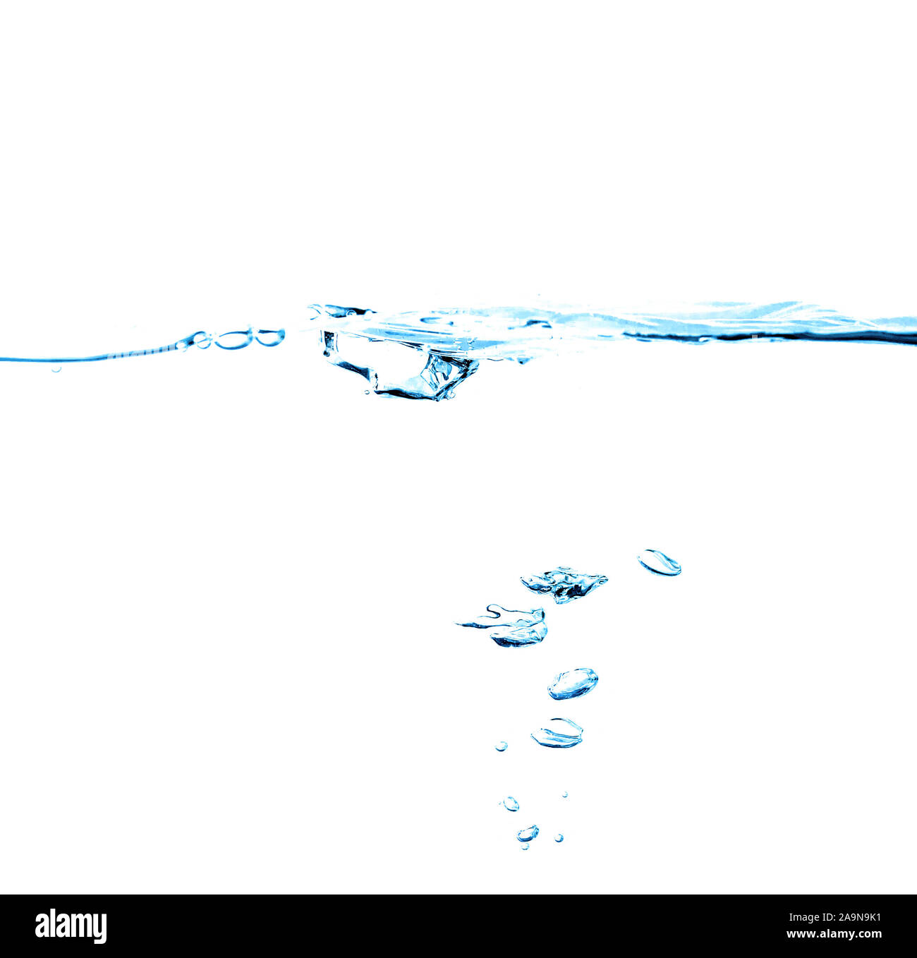 Wasser und Tropfen auf weißem Hintergrund Stockfoto