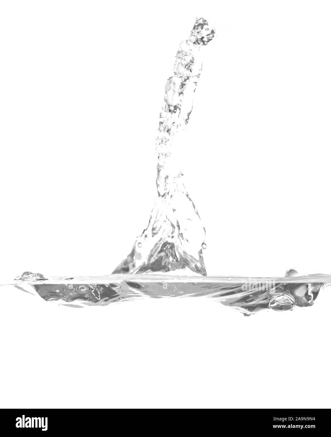 Wasser und Tropfen auf weißem Hintergrund Stockfoto