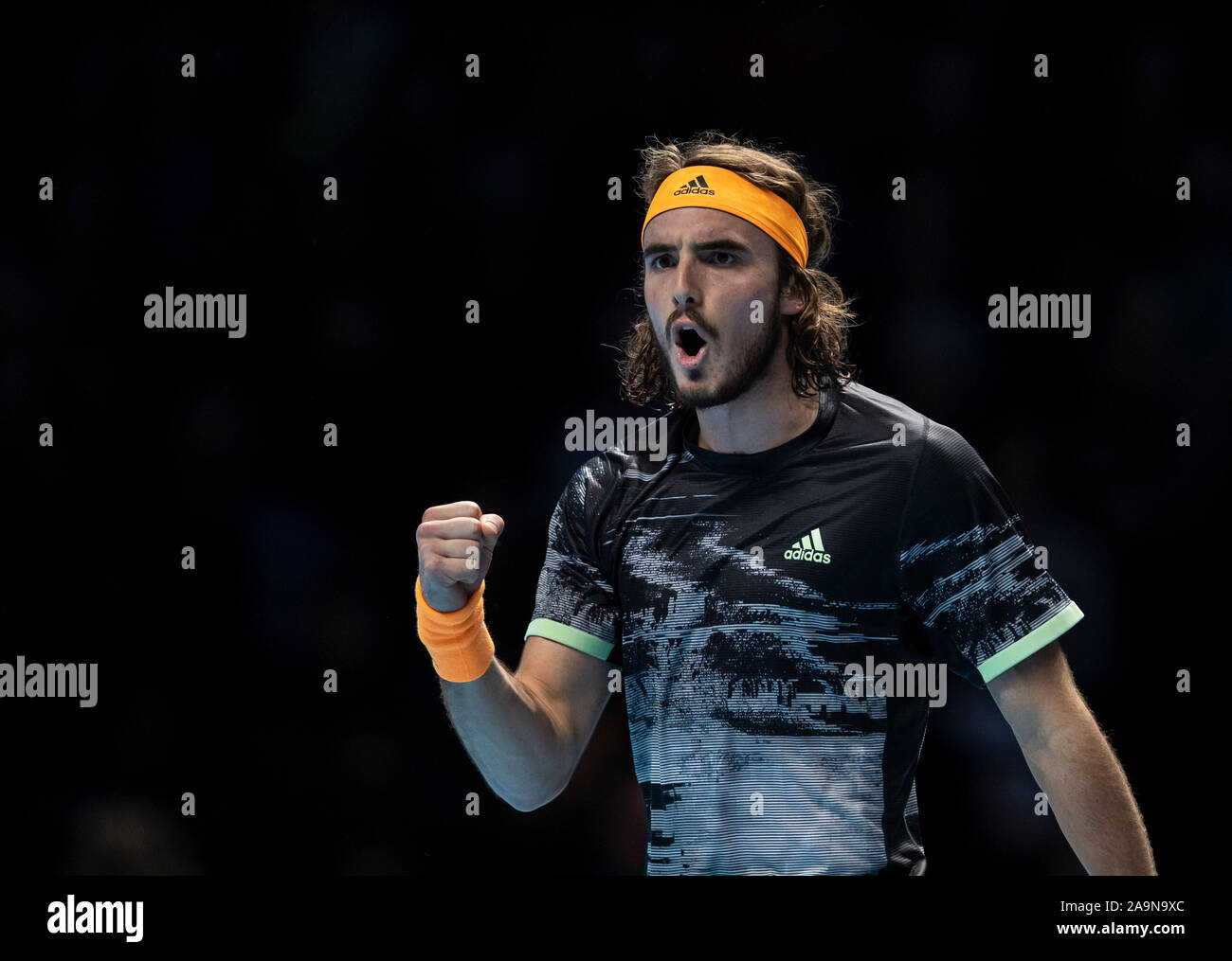 London, Großbritannien. 16 Nov, 2019. Stefanos Tsitsipas von Griechenland feiert während der Singles gegen Roger Federer aus der Schweiz an den ATP World Tour Finals 2019 in London, Großbritannien an November 16, 2019 Halbfinale. Credit: Han Yan/Xinhua/Alamy leben Nachrichten Stockfoto