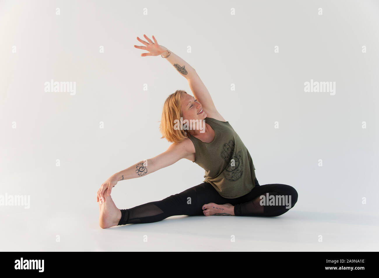 Frau Yoga Asana auf einem weißen Hintergrund. Stockfoto
