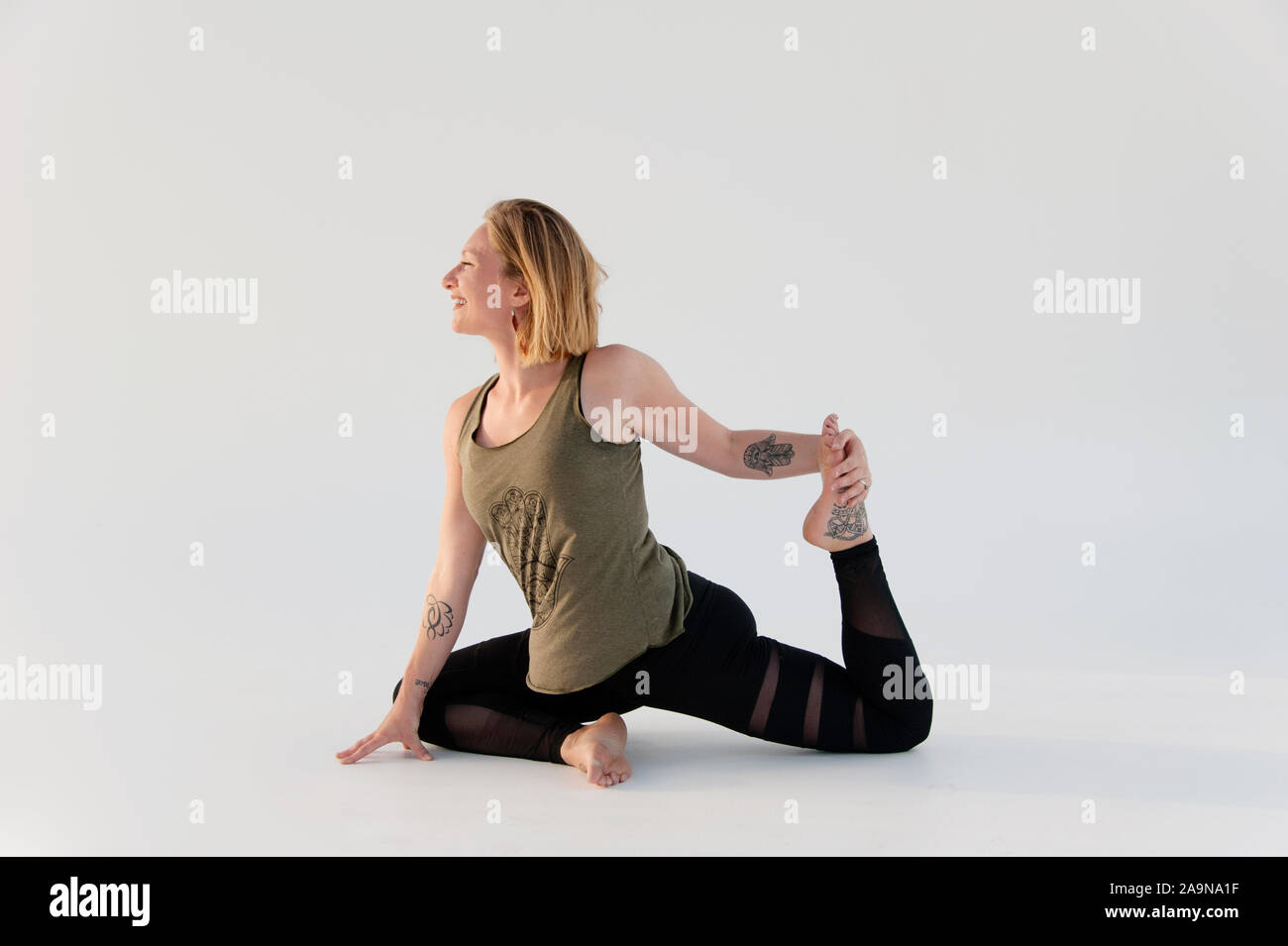 Frau Yoga Asana auf einem weißen Hintergrund. Stockfoto