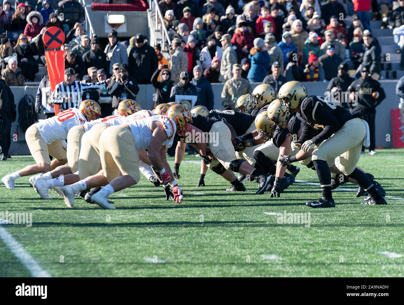 West Point, NY - November 16, 2019: Spielen von Armee schwarzen Ritter palyers während der NCAA Football Spiel gegen VMI Keydets am Michie Stadium Armee gewonnen 47 - 6. Stockfoto