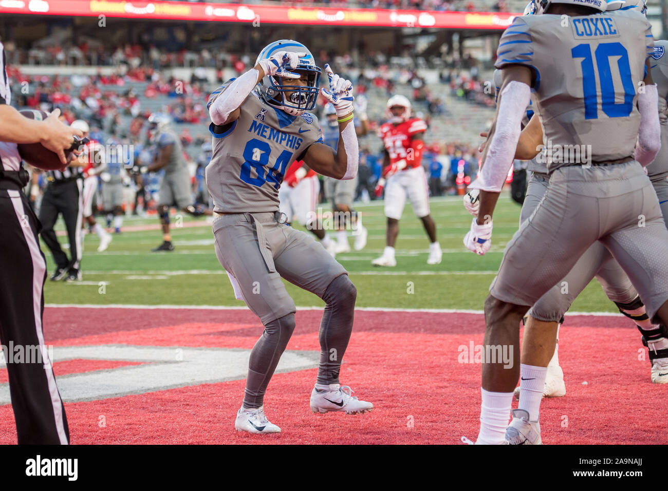 Houston, TX, USA. 16 Nov, 2019. Memphis Tigers wide receiver Calvin Austin III (84) vorgibt, Fotos während der Feier einen Touchdown von Memphis Tigers wide receiver Damonte Coxie (10) Während des 3. Quartals ein NCAA Football Spiel zwischen den Memphis Tigern und das Houston Cougars bei tdecu Stadion in Houston, TX. Memphis gewann das Spiel 45 zu 27. Trask Smith/CSM/Alamy leben Nachrichten Stockfoto