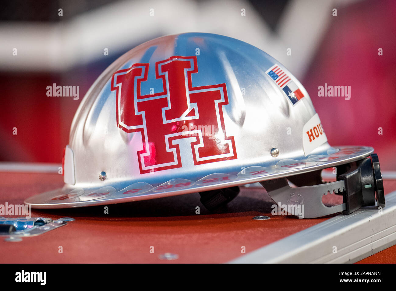 Houston, TX, USA. 16 Nov, 2019. Die Houston Cougars Umsatz Helm sitzt an der Seitenlinie während des 4. Quartals ein NCAA Football Spiel zwischen den Memphis Tigern und das Houston Cougars bei tdecu Stadion in Houston, TX. Memphis gewann das Spiel 45 zu 27. Trask Smith/CSM/Alamy leben Nachrichten Stockfoto