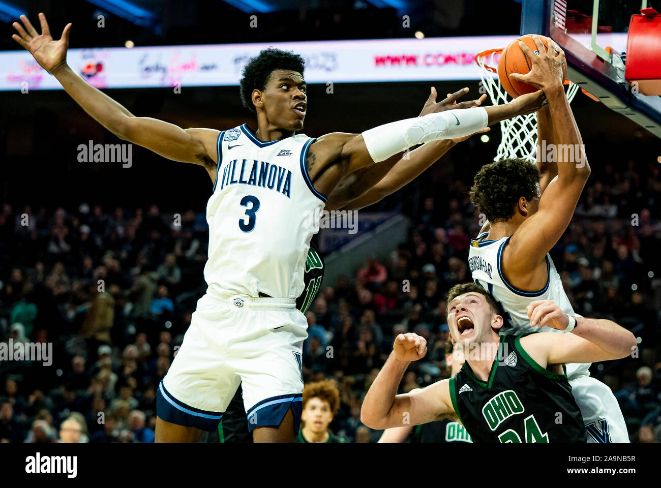 Philadelphia, PA, USA. 16 Nov, 2019. November 16, 2019: Villanova, Brandon Slater #3 und Jeremia Robinson-Earl Aufstieg für ein Rebound über Ohio freuen Maurer McMurray #24 während der NCAA Basketball matchup zwischen den Ohio Bobcats und Villanova Wildkatzen bei der Wells Fargo Center in Philadelphia, Pennsylvania. Villanova gewann 78-54. Scott Serio/Cal Sport Media/Alamy leben Nachrichten Stockfoto