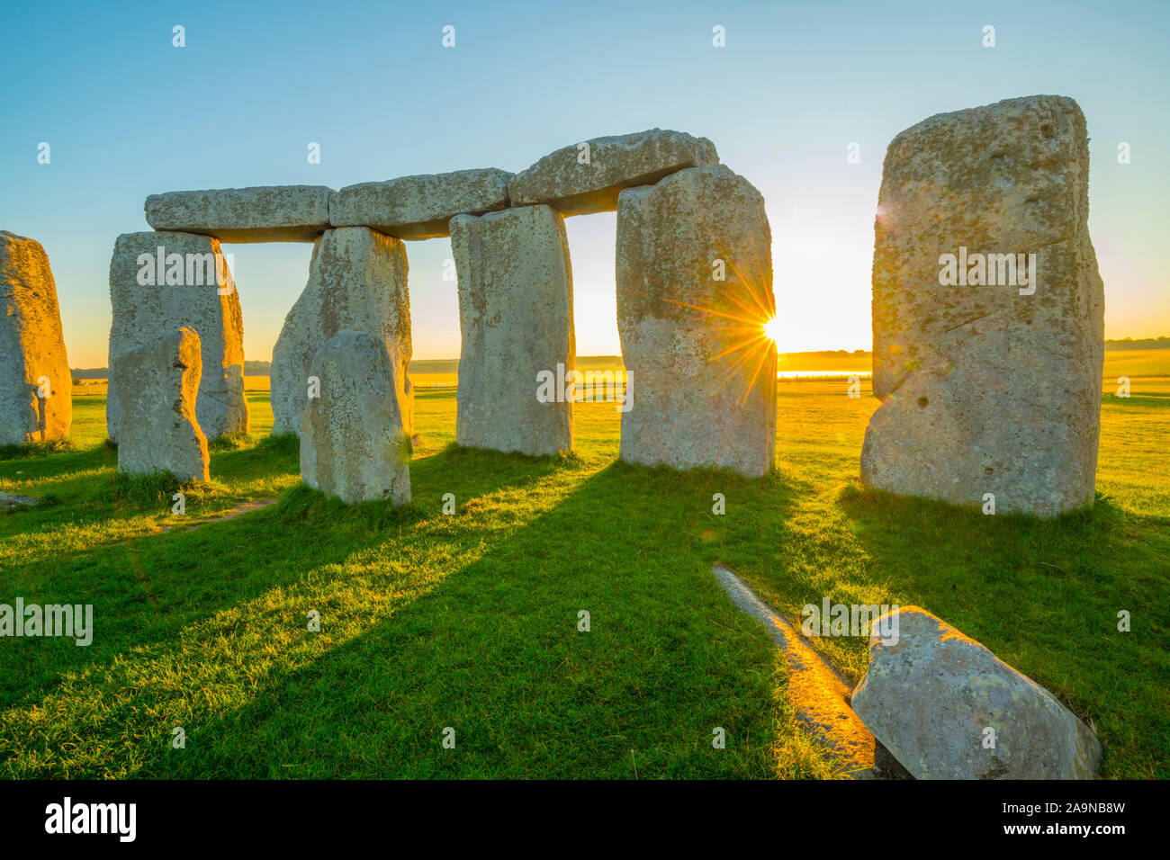 Stonehenge bei Sonnenaufgang, Stein Kreis auf dem Salisbury Plain, 3000-1500 v. Chr., Wiltshire, England, Großbritannien - Europas berühmteste prähistorische Stätte Stockfoto