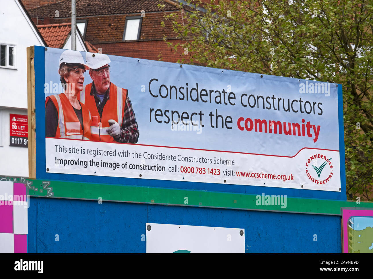 Ein Transparent mit dem Slogan "rücksichtsvoll Konstruktoren für die Gemeinschaft" in Bristol, Großbritannien Stockfoto