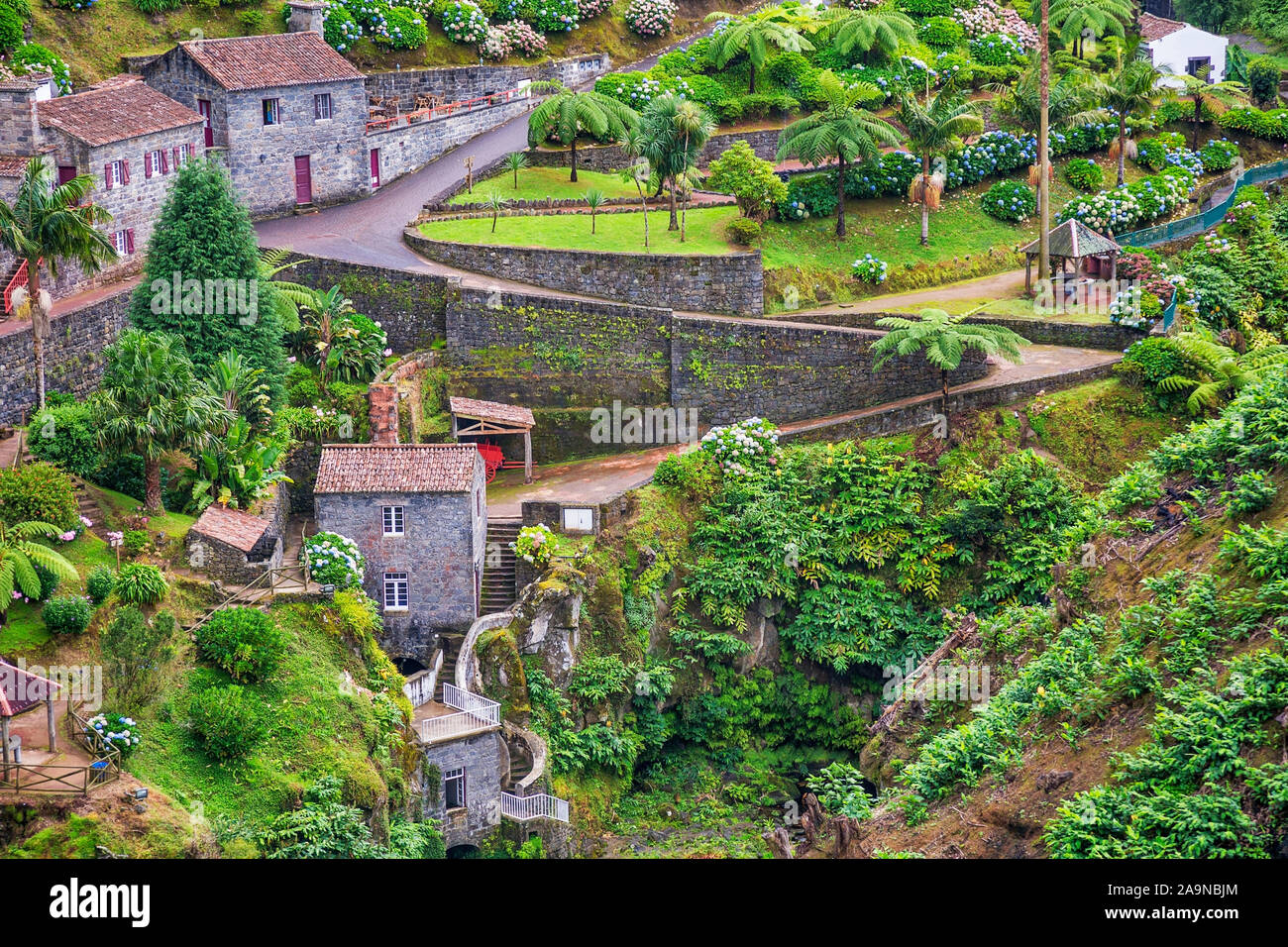 Der Naturpark Parque Natural da Ribeira dos Caldeiroes mit historischen Mühlen, Häuser, antike Geräte, Wasserfälle, Sao Miguel Island, Azor Stockfoto