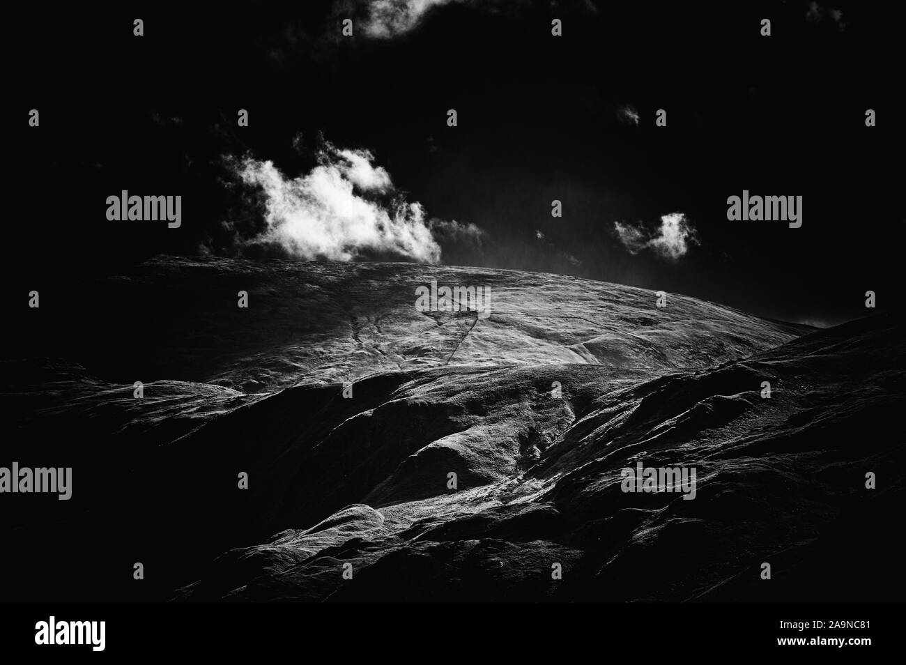 Monochrome mountain Bild mit dramatischen regnerischen Wolken über Fairfield Hügel in Lake District National Park, Großbritannien Stockfoto