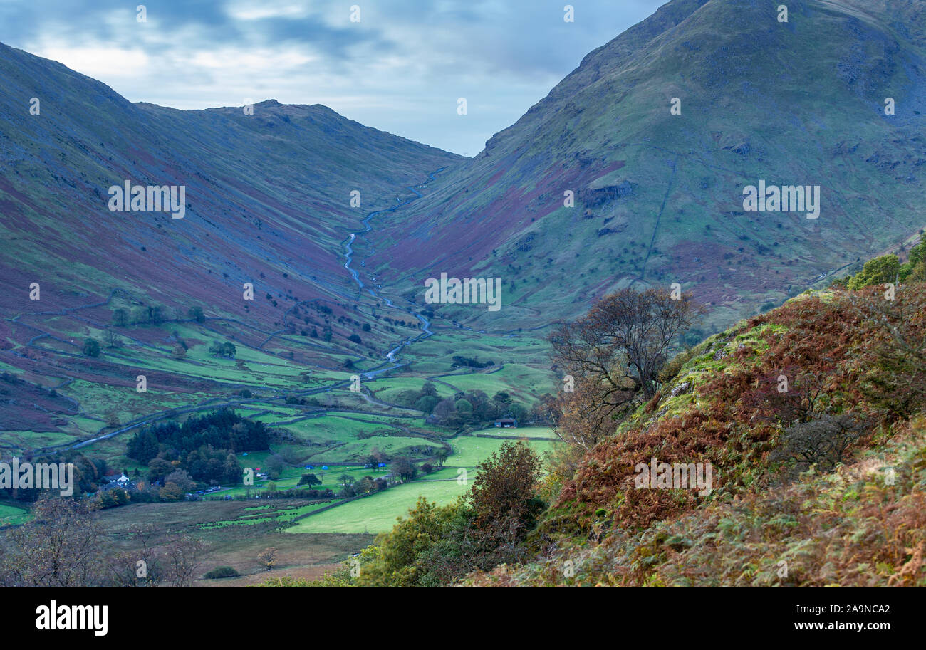 Blick über kirkstone Pass von Gale Crag an herbstlichen Morgen in Lake District National Park, Großbritannien Stockfoto