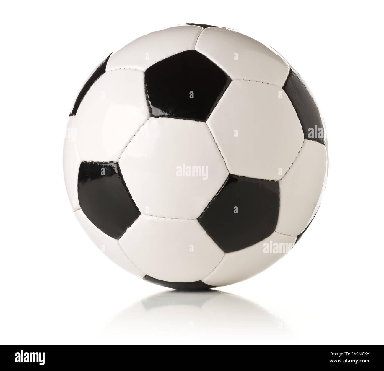 Einzelnen schwarzen und weißen Fußball sport Ball auf weißem Hintergrund Stockfoto