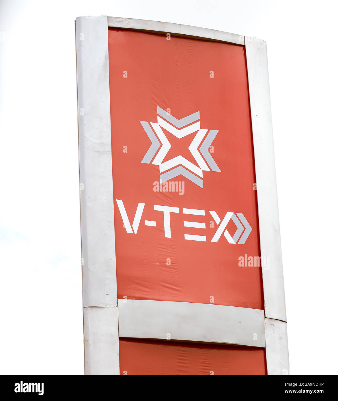 Brasilia, Federal District - Brasilien. November, 16, 2019. Foto von Wegweiser mit Emblem der Tankstelle der Marke V-TEX. Stockfoto