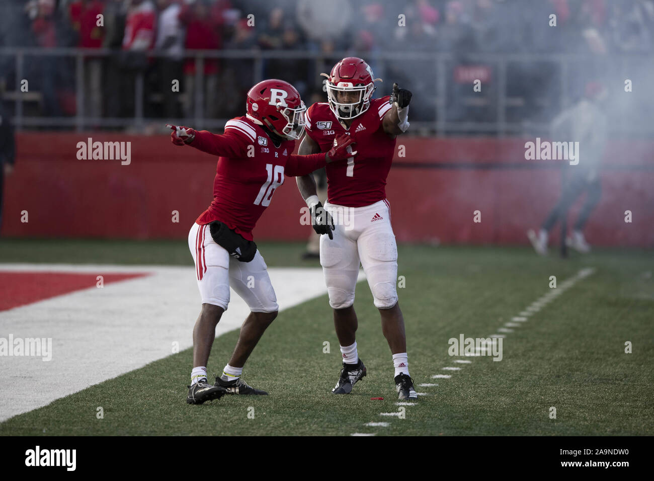 Piscataway, New Jersey, USA. 16 Nov, 2019. Rutgers Mannschaftskameraden Feiern nach dem Scoring zurück laufen ISAIH PACHECO zählte einen Touchdown im Spiel gegen Ohio Zustand an der SHI Stadion in Piscataway, New Jersey. Ohio Zustand besiegte Rutgers 56-21. Credit: Brian Zweig Preis/ZUMA Draht/Alamy leben Nachrichten Stockfoto