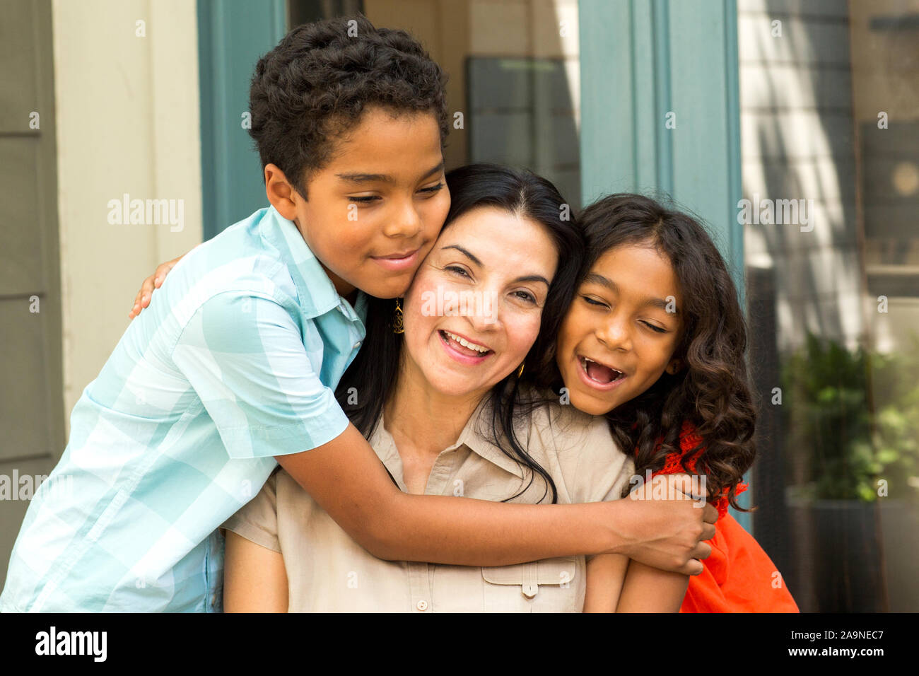 Happy Hispanic Mutter lachen und reden mit ihren Kindern. Stockfoto