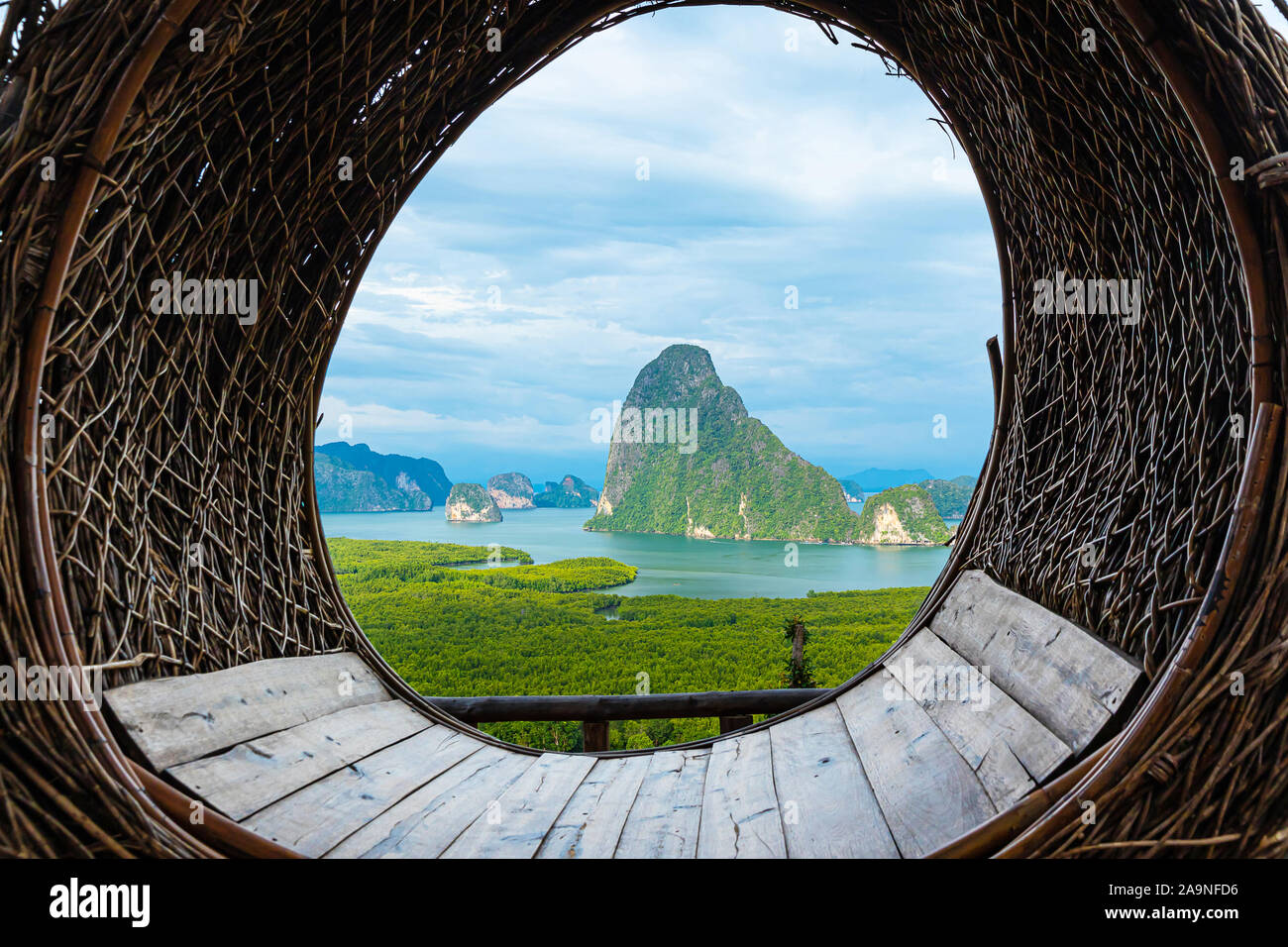 Schönen Himmel und Meer Phang Nga Bay (sametnangshe) Hintergrund. Stockfoto