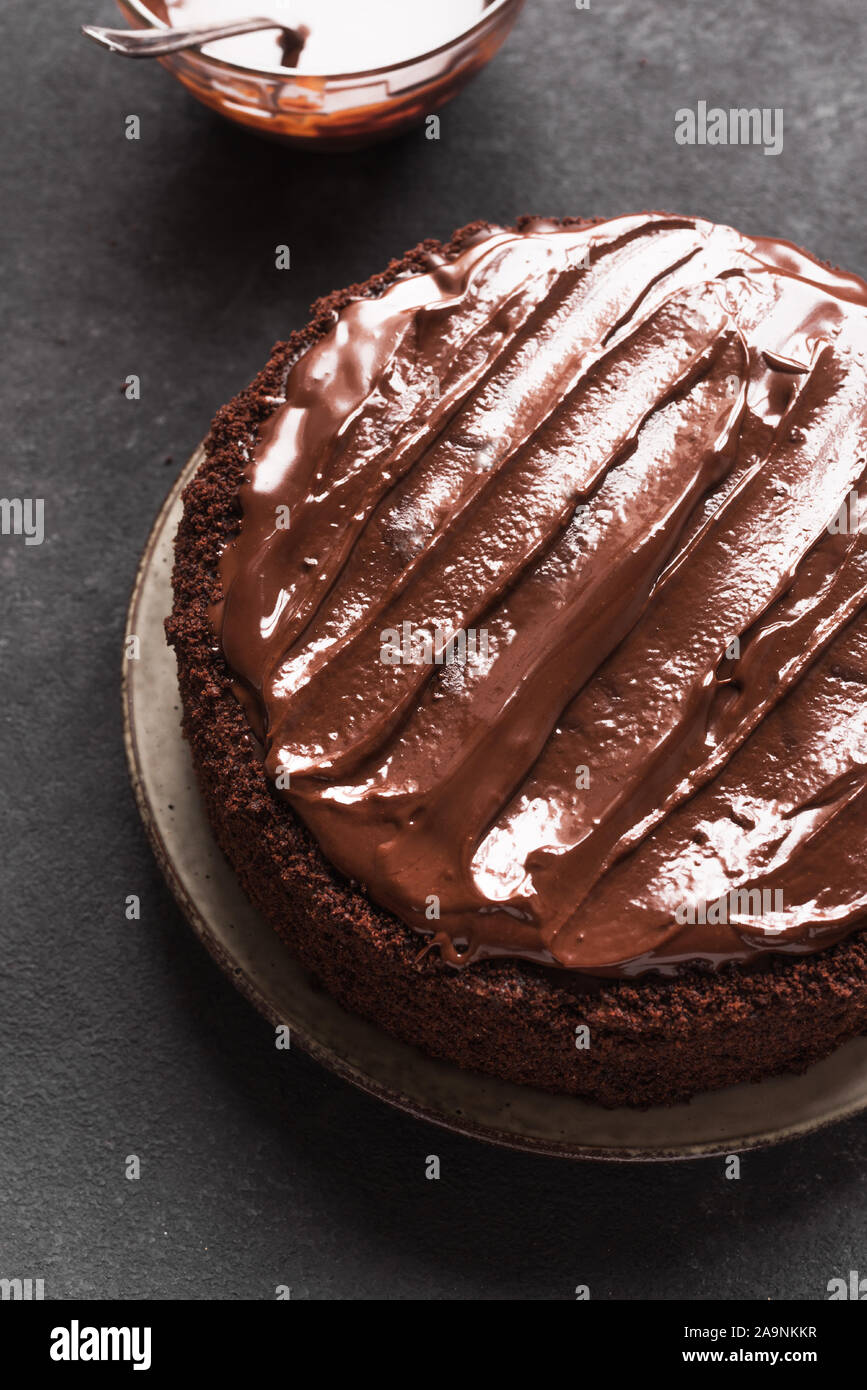 Schokoladenkuchen auf dunklem Hintergrund, ganz nah. Klassische hausgemachte Schokolade Kuchen mit dunkler Schokolade ganache. Stockfoto